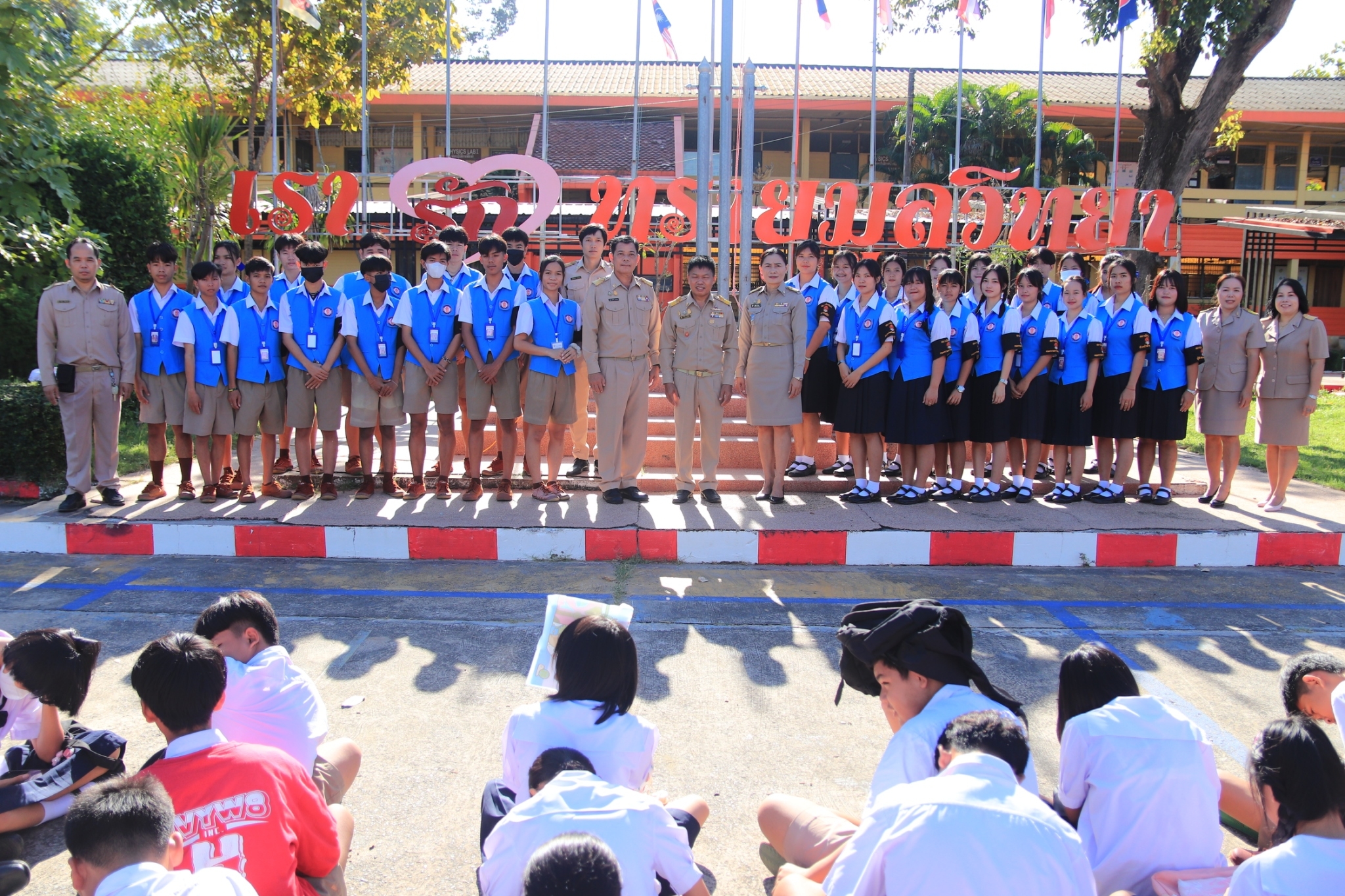 LINE_ALBUM_รับครูใหม่ _ใส่เสื้อสภาฯ_231106_42.jpg